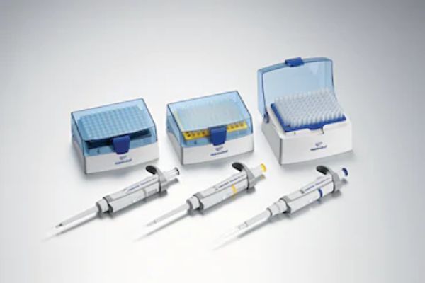 图片 Eppendorf Research® plus, 3-pack套装, 单道, 可调量程, 含 epT.I.P.S.® 盒子或样品袋和圆珠笔, 套装 2： 2 – 20 µL 黄色、20 – 200 